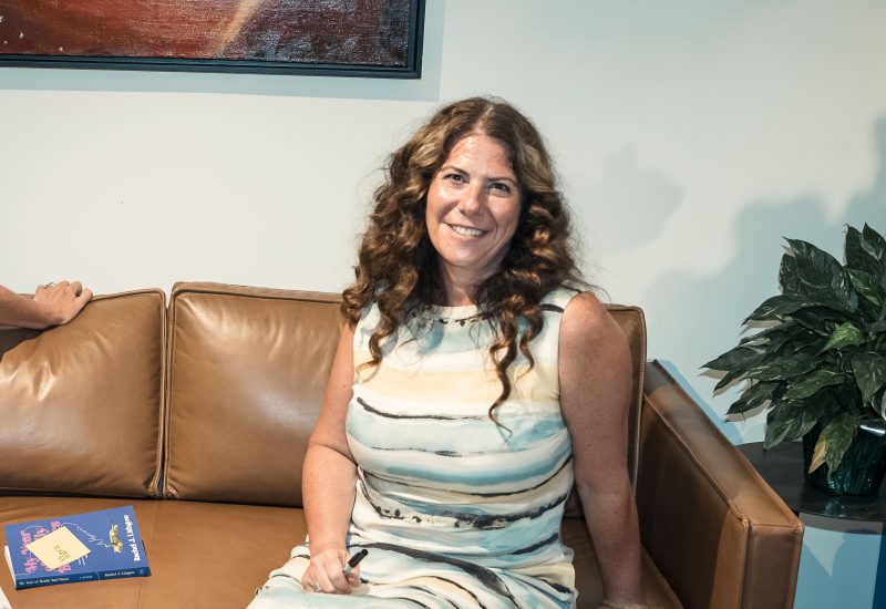 Author Rachel J. Lithgow Captivates Book Report Crowd at Celebrated Signing
